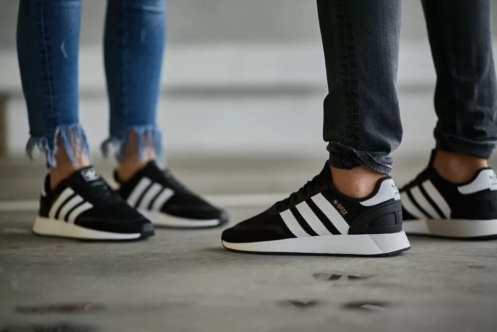 Кроссовки 3 полоски. Adidas Iniki Black Original. Adidas Iniki черные. Iniki adidas женские черные. Adidas Iniki на ноге.