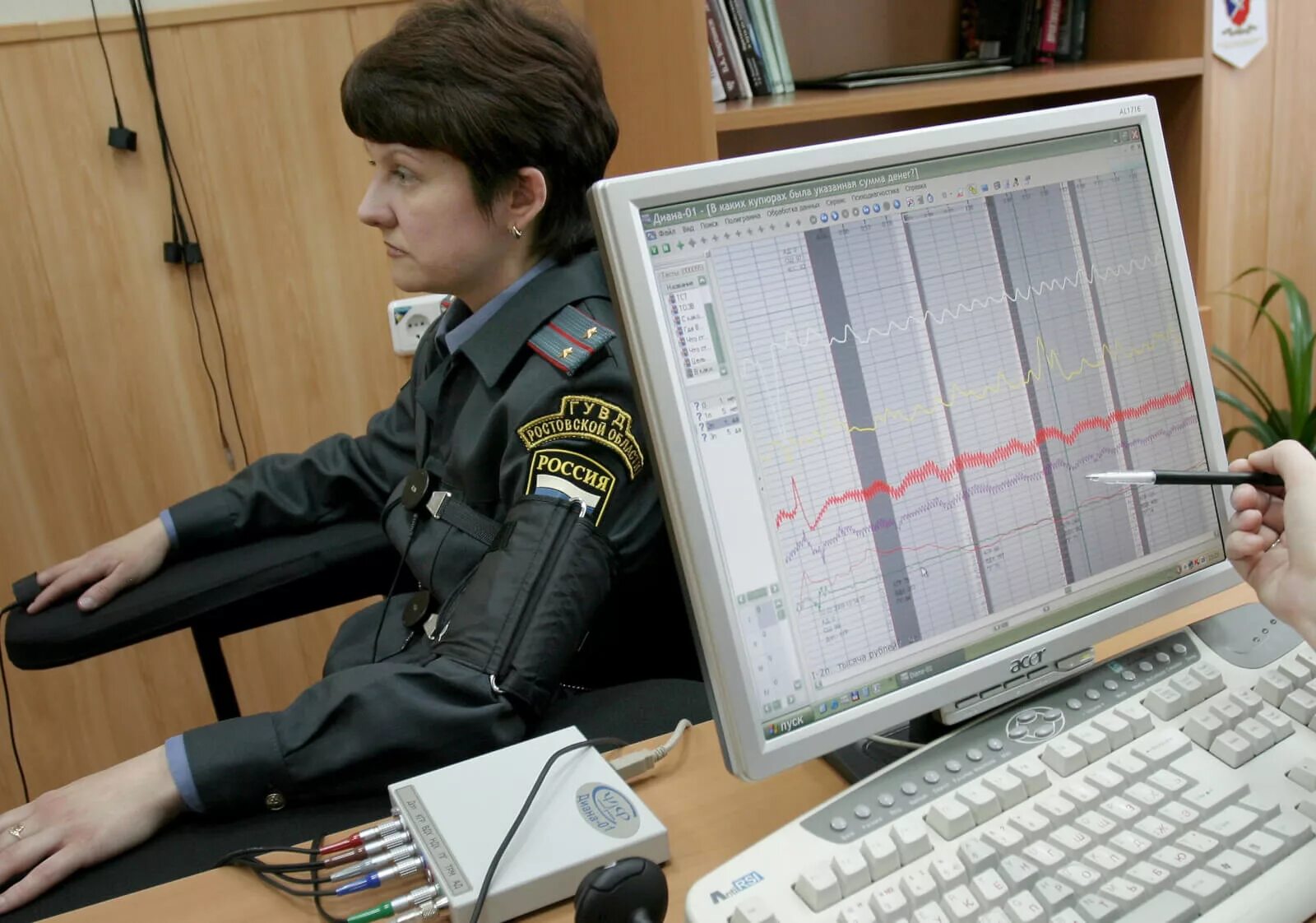 Пройти тест полиция. Сотрудники правоохранительных органов. компьютеры в правоохранительных органах. тестирование на полиграфе в мвд. правоохранительная деятельность и компьютер.