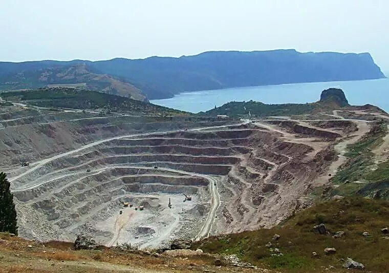 Обозначить полезные ископаемые на контурной карте. Бассейны полезных ископаемых в россии на контурной карте. Основные месторождения полезных ископаемых в россии на карте. Рудоуправление карьер балаклава. Карьер мурунтау.