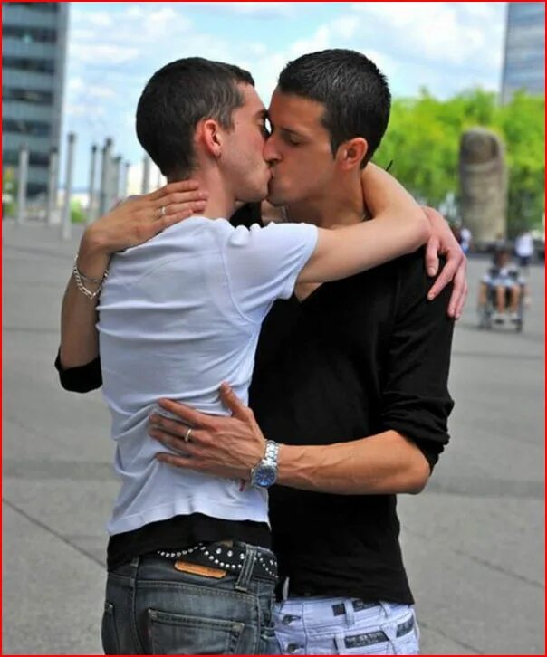 город реев. парад извращенцев. два мужчины на пляже. город реев. узбекиски лгбт.