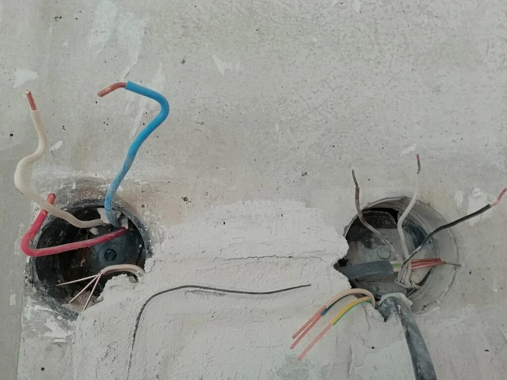 Фаза ноль и заземление в розетке. Провода фаза ноль. Маркировка проводов по цвету 220 в розетке. Цвета проводов в электропроводке фаза и ноль и земля. Цветовая маркировка проводов 220 вольт.