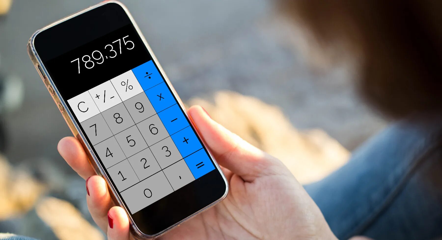 Калькулятор в смартфоне. Калькулятор на телефоне. Калькулятор на сотовом телефоне. Калькулятор телефонный.