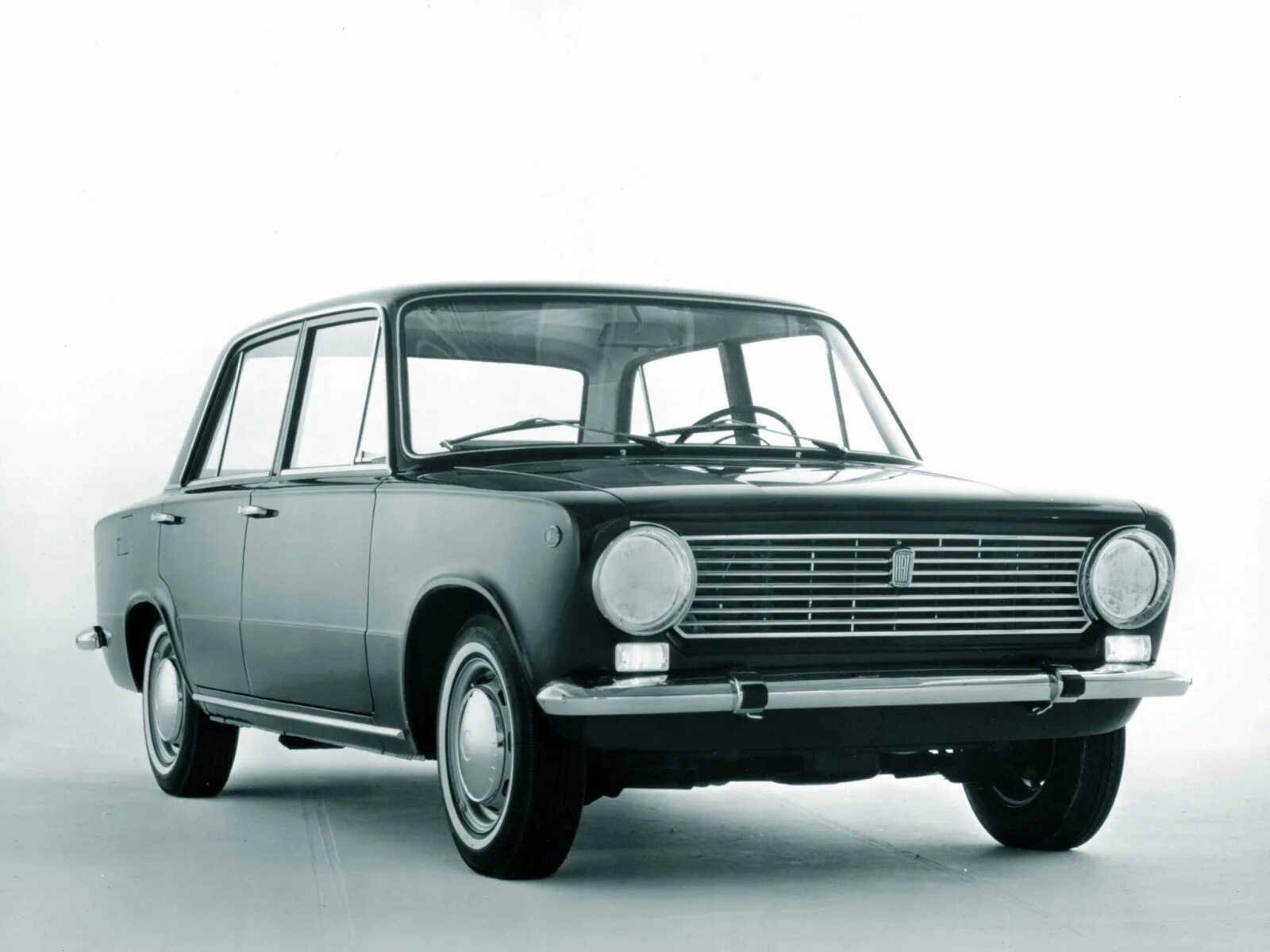 Первый автомобиль ваз. Fiat 124 1966. Жигули Фиат 124. Фиат 124 фамилиаре. Фиат 124 и ВАЗ 2101.