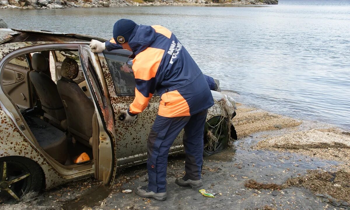 Найдены 1 автомобиль найдено 1 лицо. Машины на дне Байкала. ВАЗ 21099 со дна Волги. Дно Байкала машины. Затонувшие автомобили.