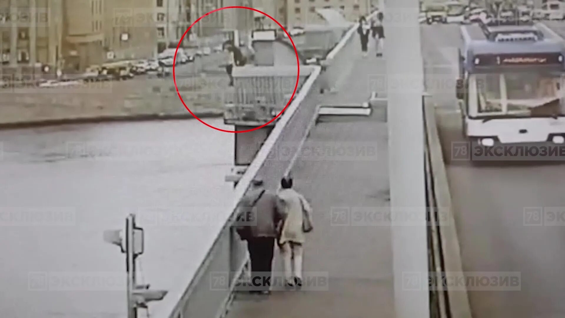 Люди сломались и начали себя странно вести. Девушка прыгнула с моста. Человек на мосту.