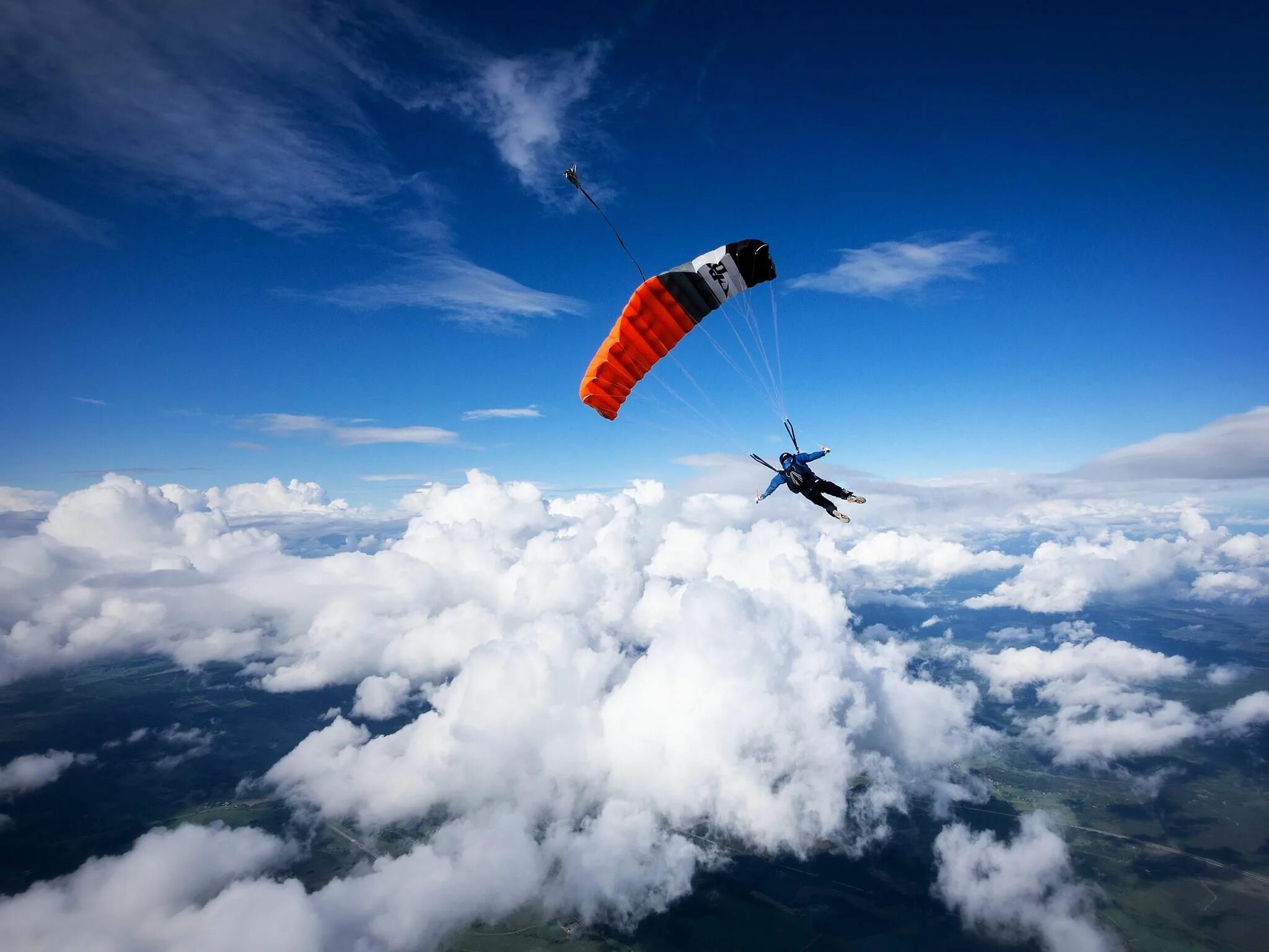 We flying high. Парашют. Прыжок с парашютом. Полет в небе. Красивый парашют.