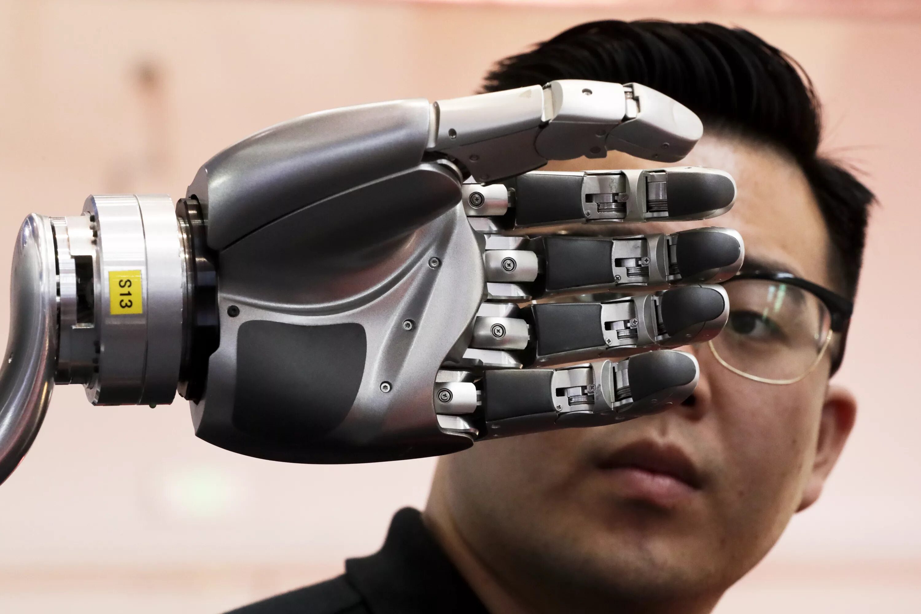 Китайские роботы. Робот китаец. Робот против человека. Искусственный интеллект в Китае.