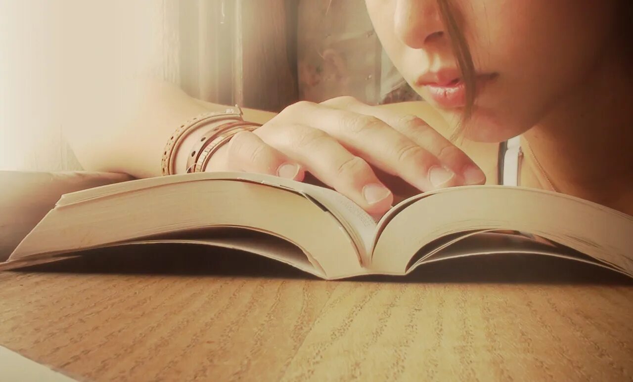 Перечитать мечтать. Девушка листает книгу. Чтение. Книга в руках. Чтение красиво.