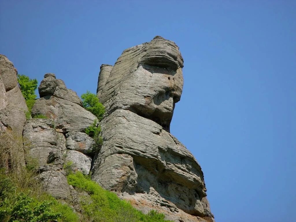 Алушта Крым достопримечательности. Достопримечательности Алушты Алушты. Памятники в Алуште. Крепость Алустон. Окрестность алушты