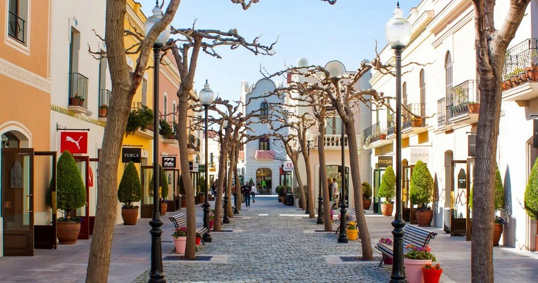 Roca village. Roca Village Барселона. Ла Рокка Виладж. La Roca Village Outlet Barcelona. Las Rocas аутлет Испания..