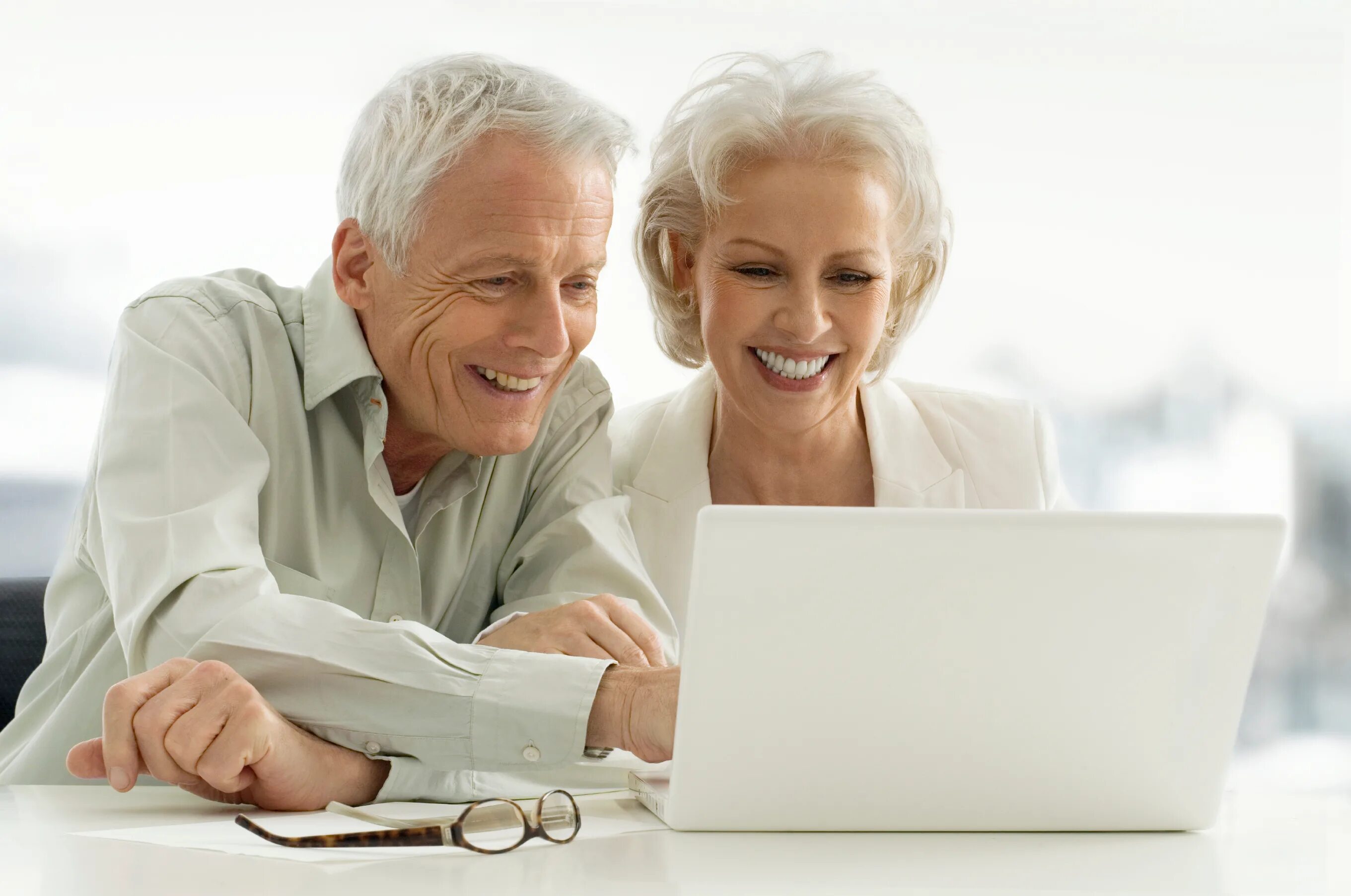 Мужчинам любого возраста. Пожилые люди. Пожилые с компом. Пенсионер за компьютером. Пожилой человек за компьютером.