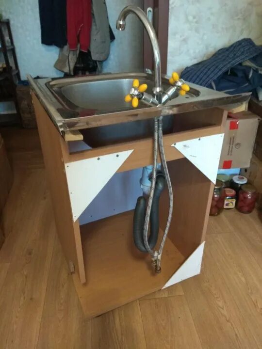 Как установить крепеж для врезной мойки. Крепление кухонной раковины к столешнице. Как закрепить мойку. Как закрепить мойку. Схема установки накладной мойки пошагово.