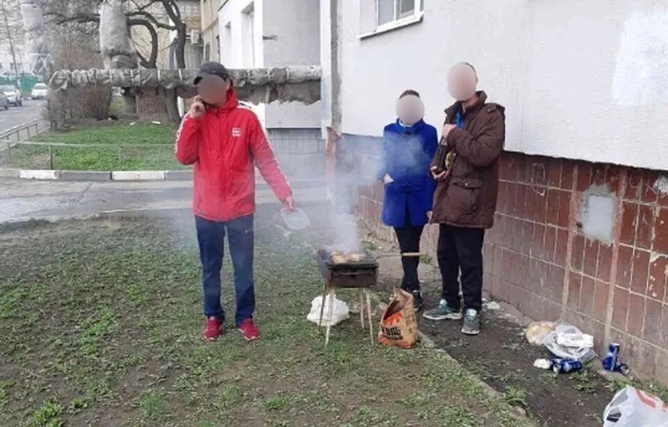 Шашлыки во дворе жилого дома. Шашлык во дворе. жарят шашлык во дворе. шашлык во дворе многоэтажного. шашлыки во дворе мкд.