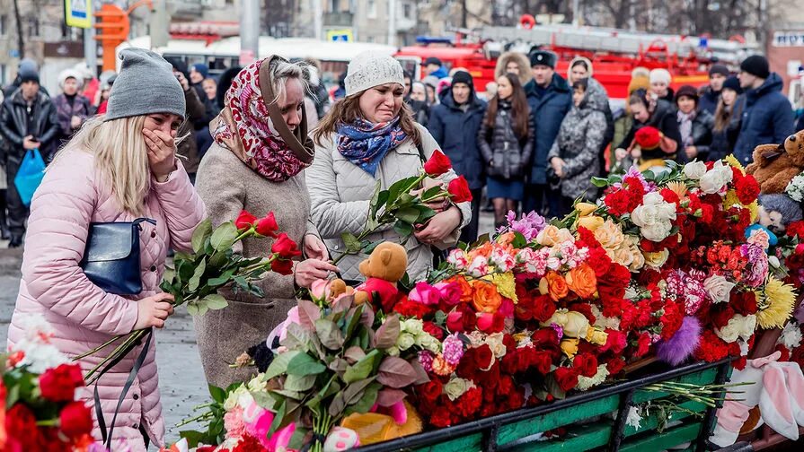 Зимняя вишня Кемерово 2018. Пожар в Кемерово в ТЦ зимняя вишня. Зимняя вишня траур. Память погибших в зимней вишне. Сколько дней идет траур