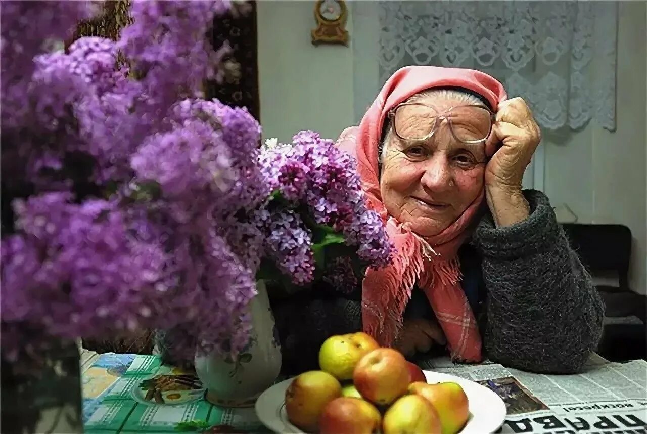 Бабушка улыбается. Пенсионерка. Плачущая старушка. 172 бабушка можно. Пожилая женщина улыбается.