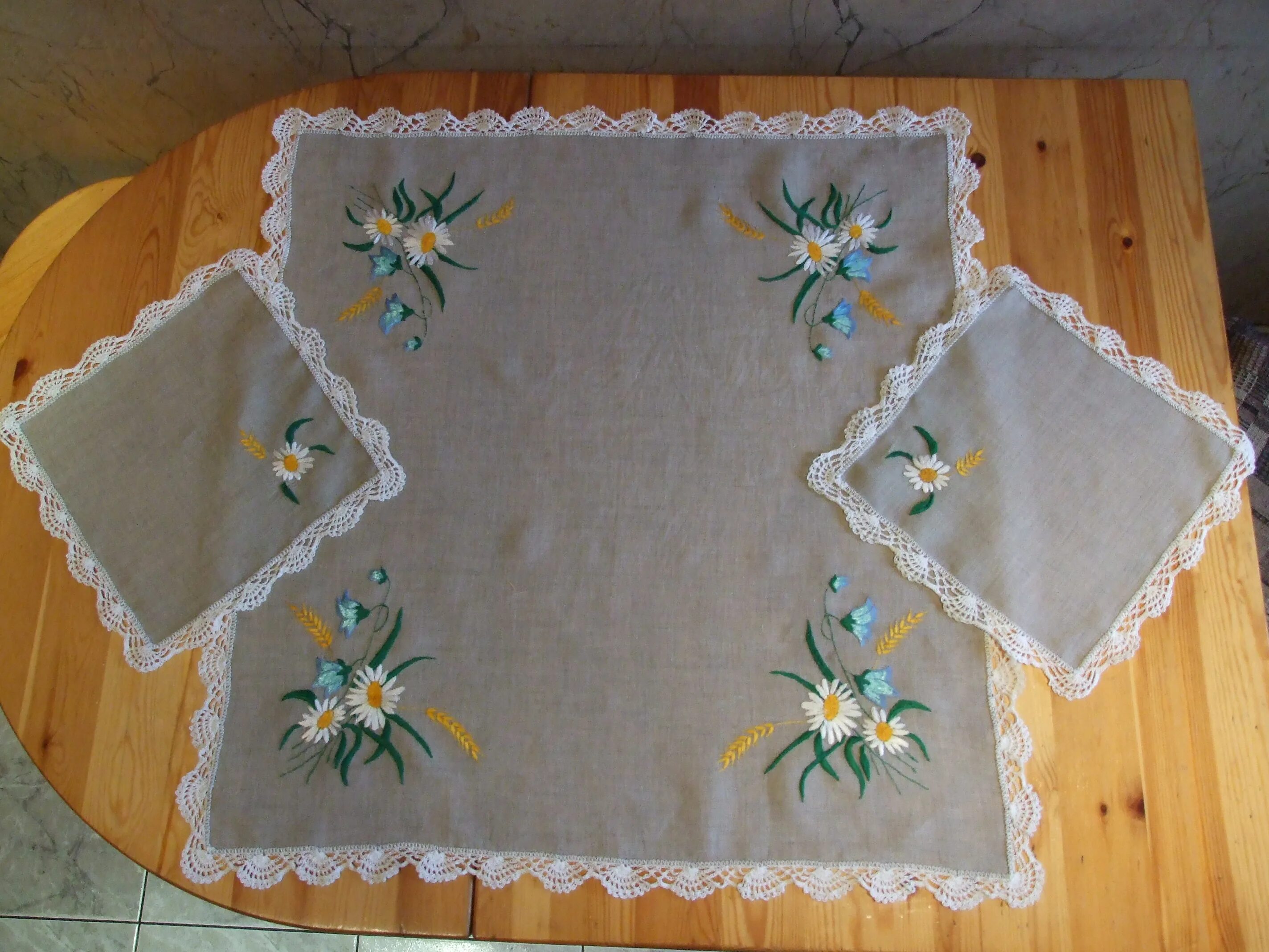 Нарисовать скатерть. Тканевые салфетки для аппликации. Аппликация праздничная скатерть. Аппликация на скатерть. Скатерть аппликация для малышей.