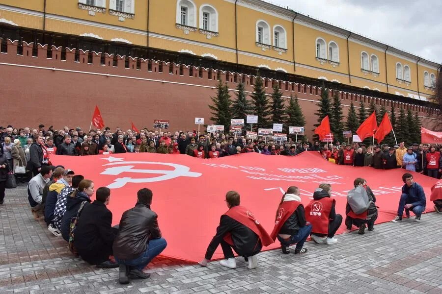 Какому владимиру памятник в кремле. Города герои у кремлевской стены в Москве. Города воинской славы у кремлевской стены. Кремлевский мемориал. Фото у кремлевской стены города воинской славы России Воронеж.