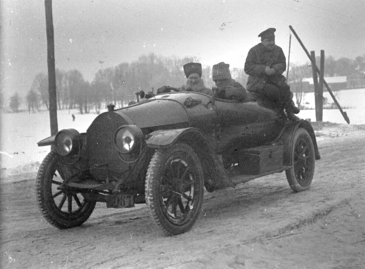 Автомобили первой мировой. Автомобили первой мировой войны 1914-1918. Мерседес бронеавтомобиль 1 мировая. Авто первой мировой войны. Мерседес 1915 года.