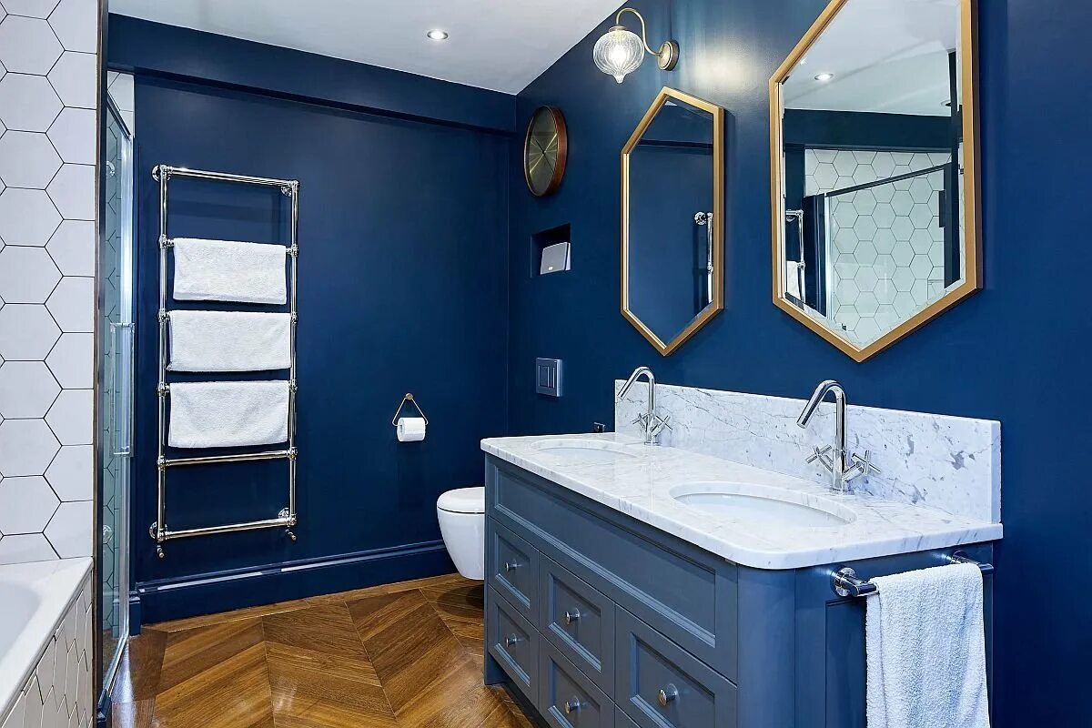 Стены в ванной. Синяя ванная комната. Ванная в темно синих тонах. Темно синяя ванная комната. Синие стены в ванной.