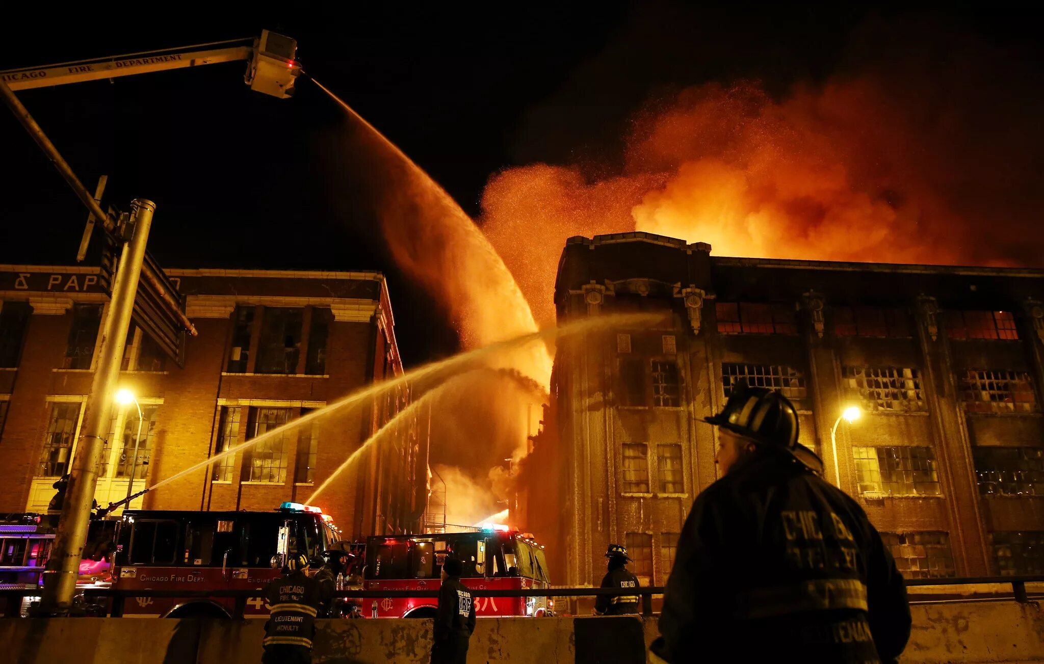 Тушение пожара. Пожарные тушат здание. Пожары на открытом пространстве. Пожар в здании.