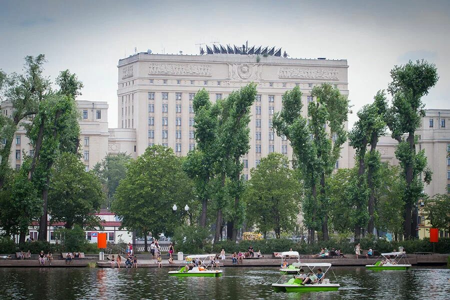 Парк горького дом. Голицынский пруд парк Горького. Парк Горького Лодочная станция. Здание Минобороны набережная парка Горького. Новое здание возле парка Горького.