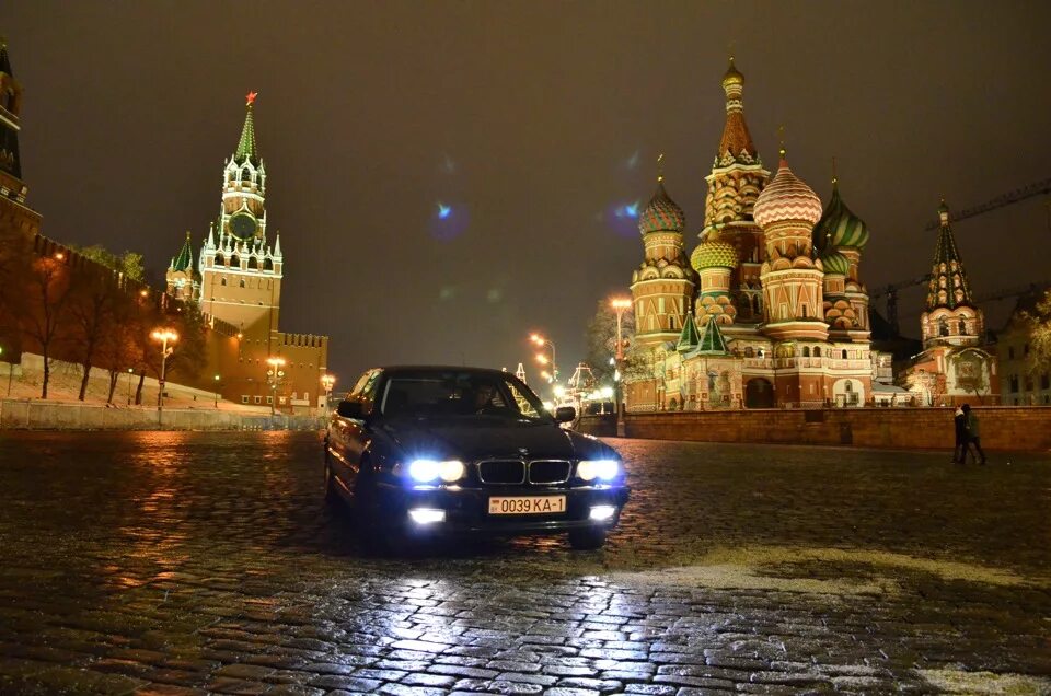 Куда ездить в россии. Машина ночью. Ночная Москва. Машины в Москве. Московские машины.