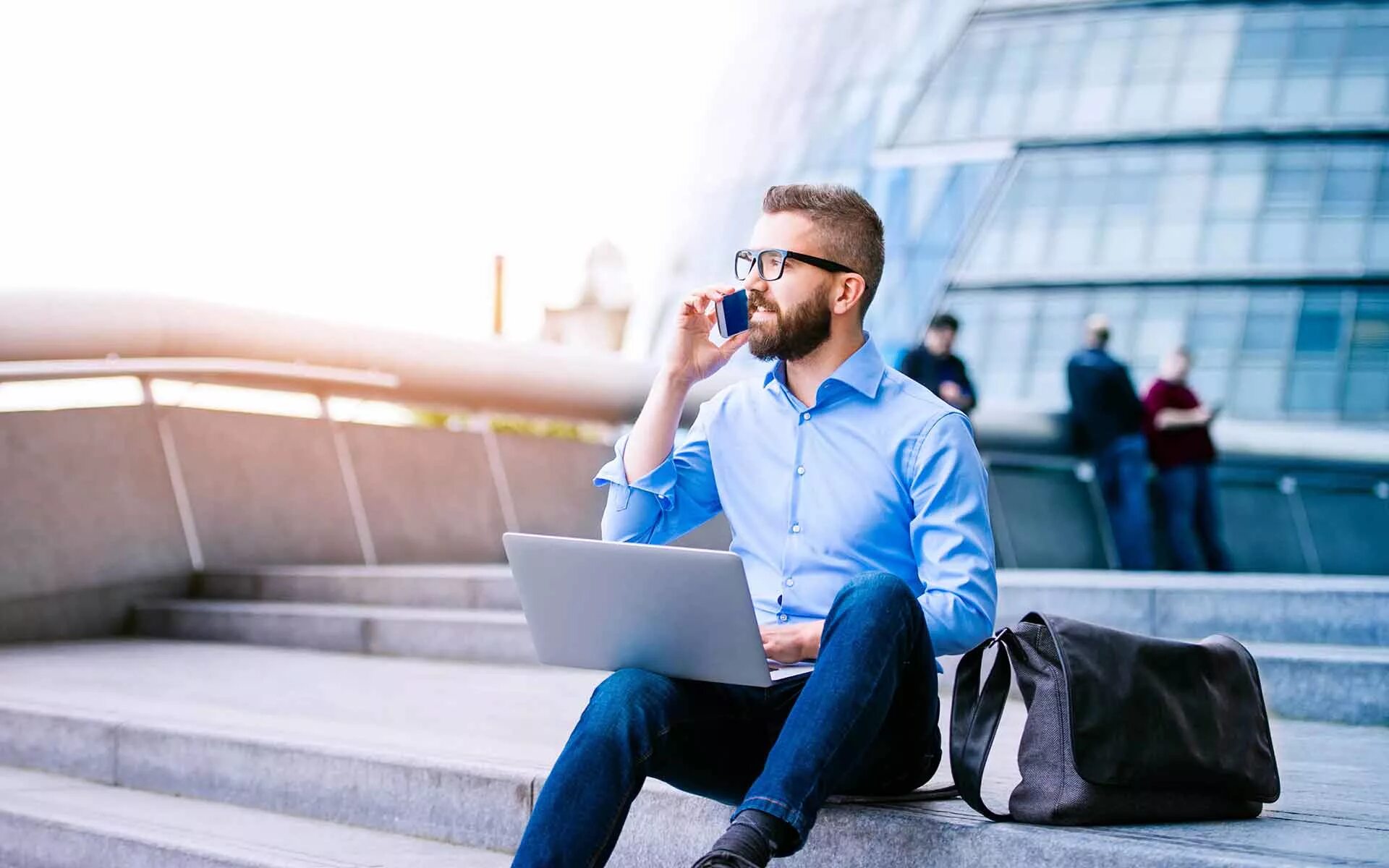 Улыбчивый мужчина. Discover человек. Бизнесмен с книгой. Веселый человек с телефоном. Бизнес советы.