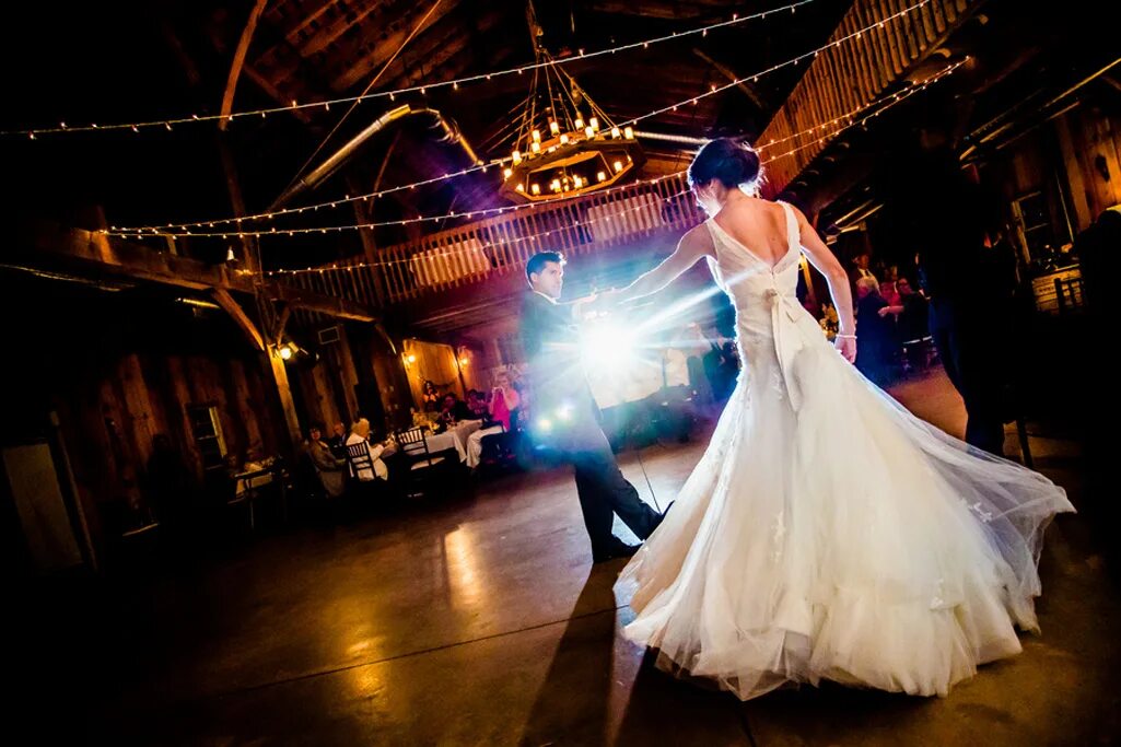 Песни под танцы на свадьбу. Свадебный танец. Танцы на свадьбе. Танцевальное свадебное платье. Танец в пышном свадебном платье.