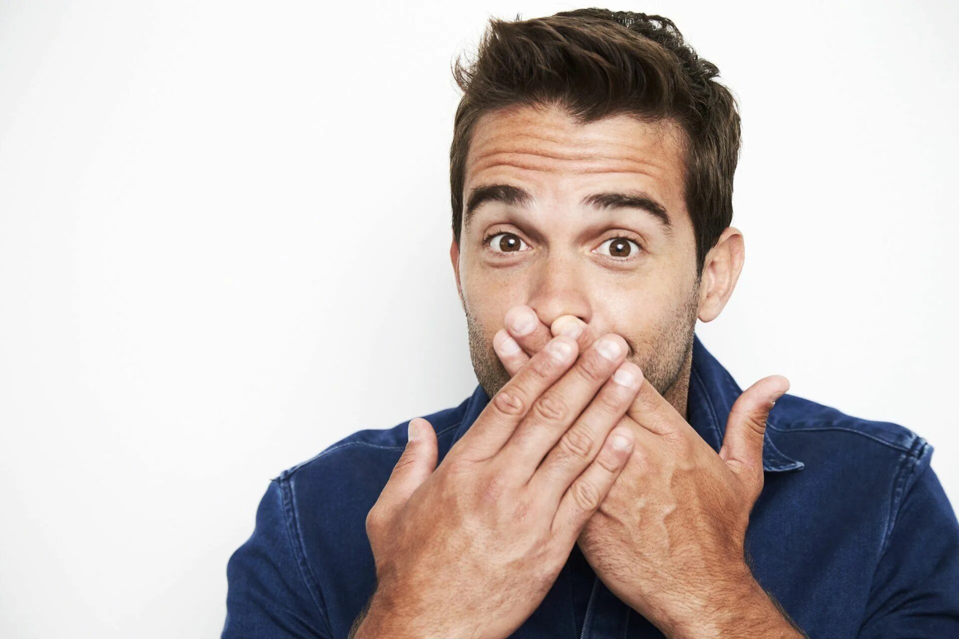 Девушка прикусывает рот рукой. Удивленное лицо. Держи закрытым рот. Человек закрывает рот. Закрытый рот.