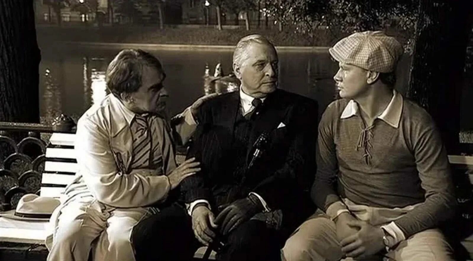 Берлиоз и бездомный на патриарших прудах. Встреча на патриарших прудах мастер и маргарита. Михаил берлиоз. Лавочка мастер и маргарита патриаршие пруды. Берлиоз на патриарших мастер и маргарита.