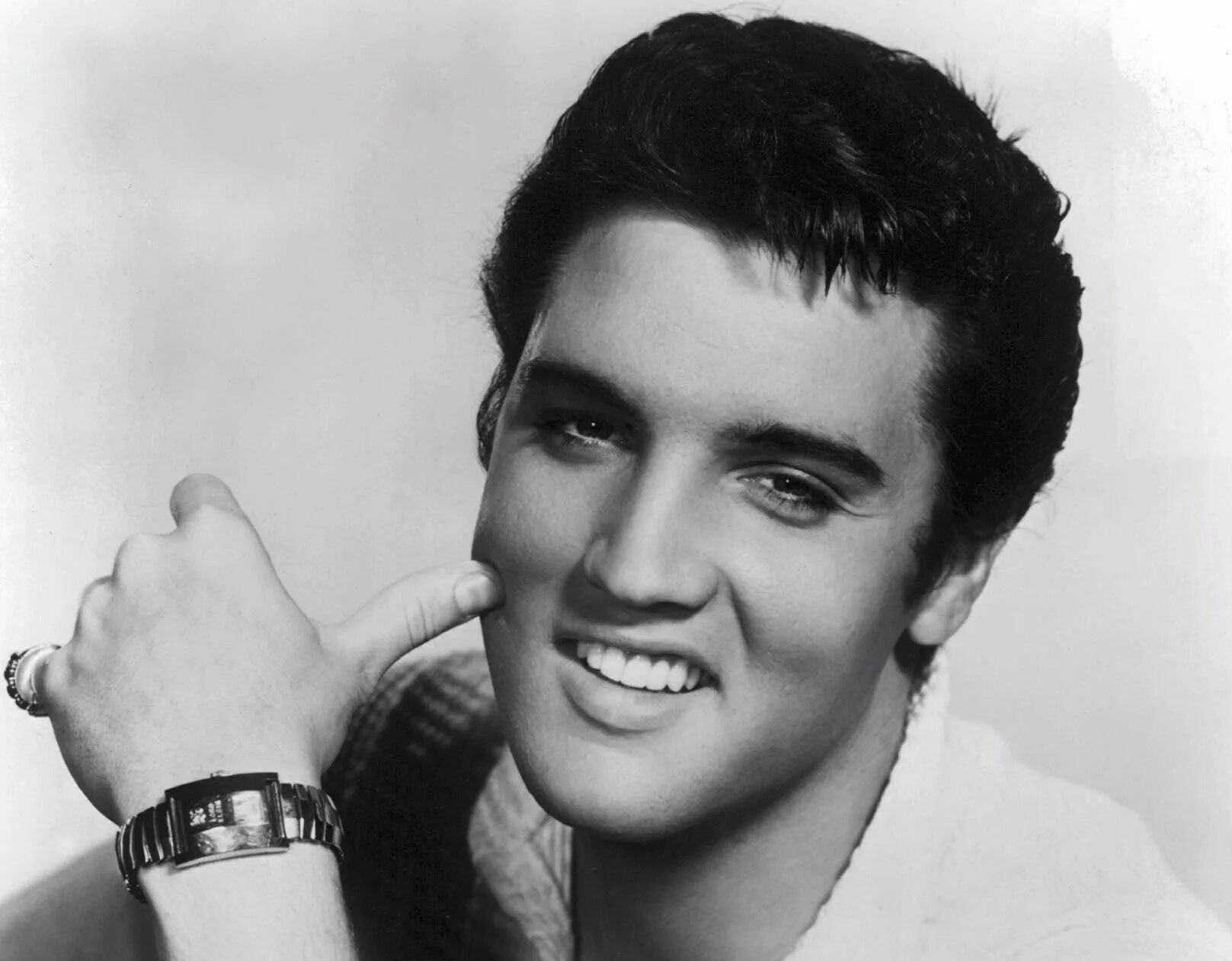 Elvis presley дискография. Элвис пресли слушать. Элвис пресли 1976. Элвис пресли с длинными волосами. Elvis presley cd обложки.
