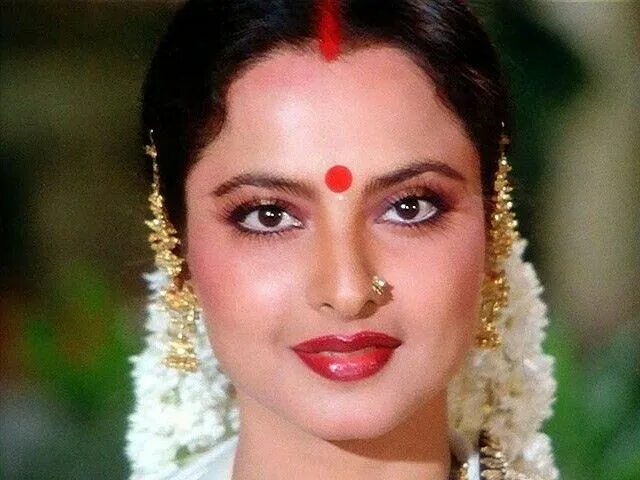 Рекха индийская актриса. Рекха сейчас 2022. Рекха индийская актриса актрисы Индии. Бинди индианки.
