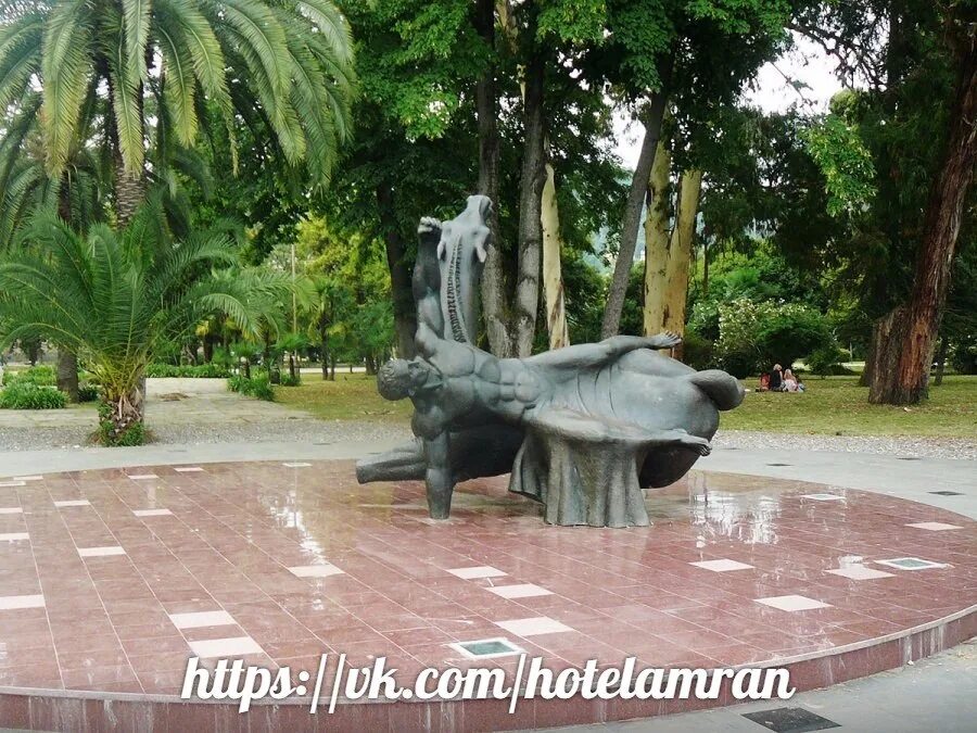 Набережная махаджиров сухум скульптуры. Памятник в сухуми. Памятник махаджирам в сухуми. Памятники сухуми на набережной. Сухум памятник.