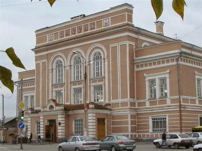 Ирбит центр. Здание пассажа ирбит. ирбит архитектура. пассаж в ирбите свердловской. пассаж ирбит 2025.