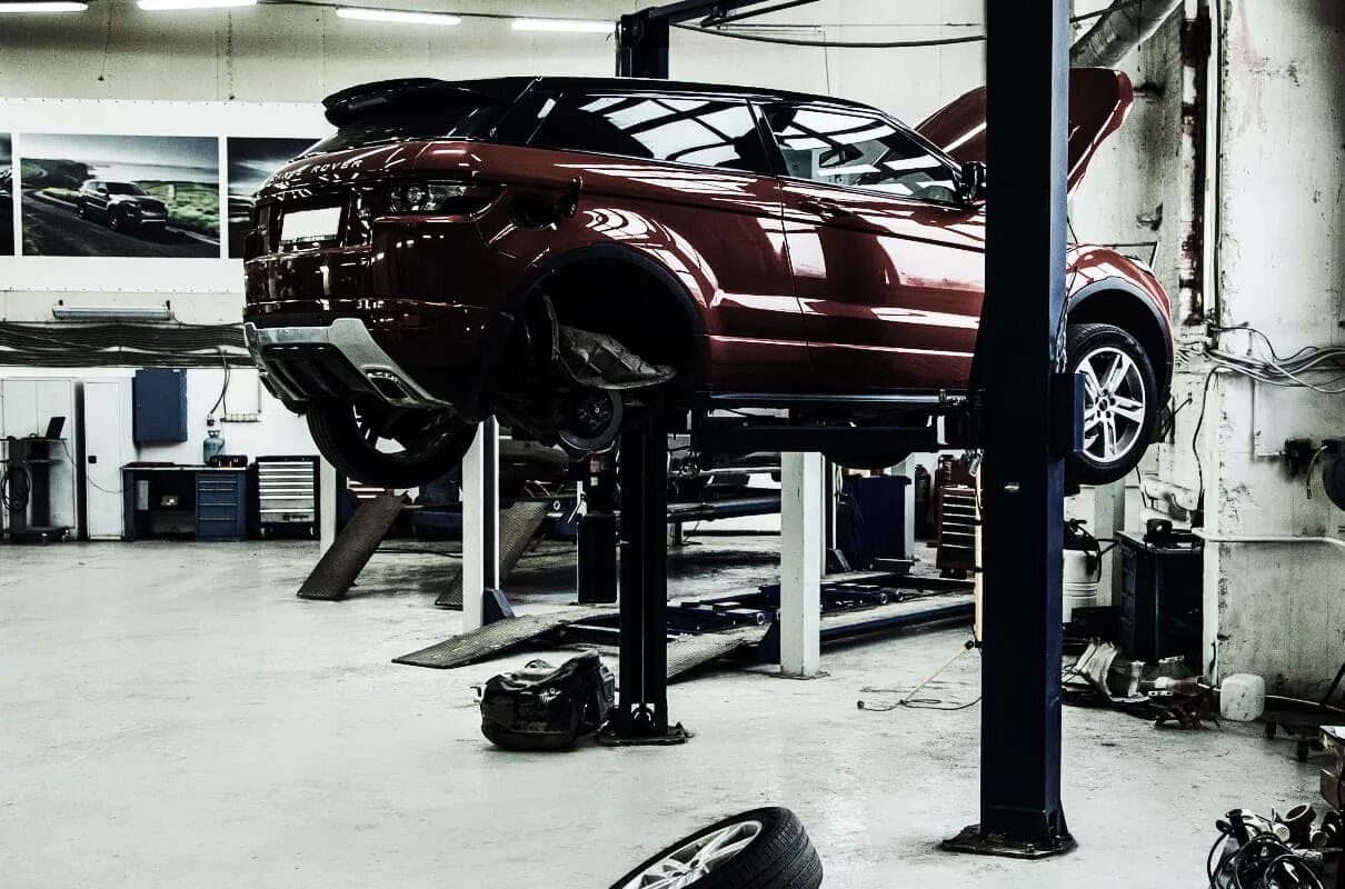 Обслуживание range rover. Автосервис рендж ровер. Рендж ровер на сто. Рендж ровер в сервисе. Ленд ровер обслуживание.