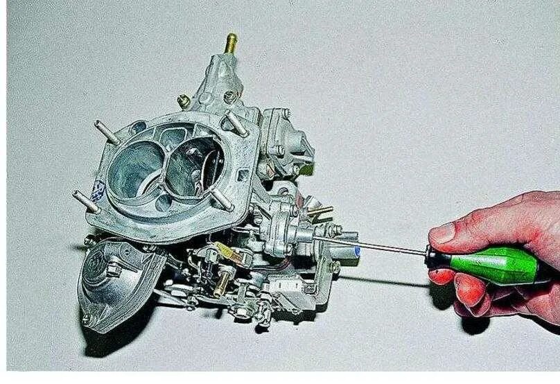 Регулировочные винты ваз 2107. Карбюратор ваз 2103. Холостой ход своими руками. Регулировочные винты карбюратора ока 1111. Болт регулировки топлива на карбюраторе ваз 2107.