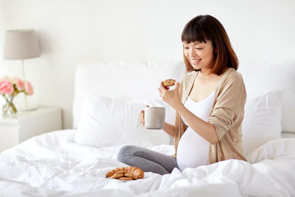 Быть сильной будучи беременной. Завтрак в постель для беременной жены. Делает ее беременной в постель.