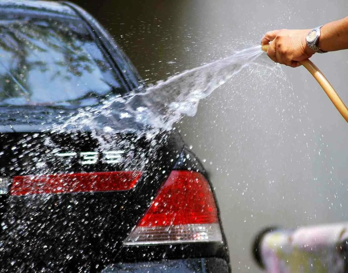 Можно мыть машину на своем участке. Мойка автомобиля. Мытье машины. Автомобиль автомойка. Машина в воде мойка.
