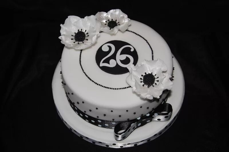 Торт на день рождения 26 лет. Тортики на день рождения 26 лет. Черно белый торт на день рождения. Торт девушке на 26. День рождения 26 февраля