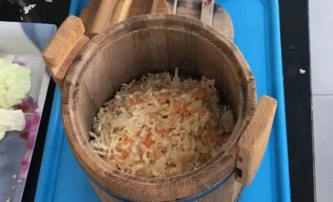 Как солить капусту на зиму в бочке