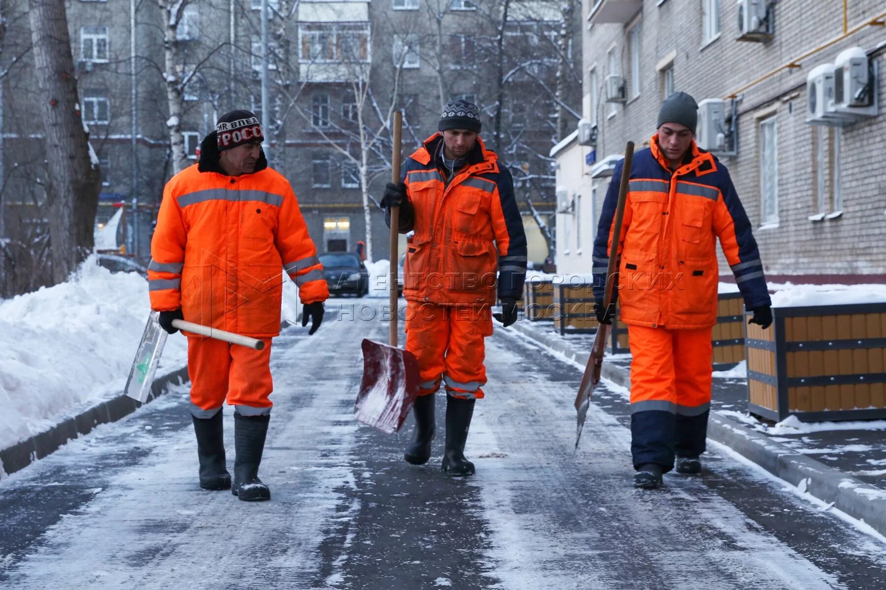 Дворник жилищник. Дворник жилищник. Дворник жилищник. Дворник в москве. Уборка снега дворник.