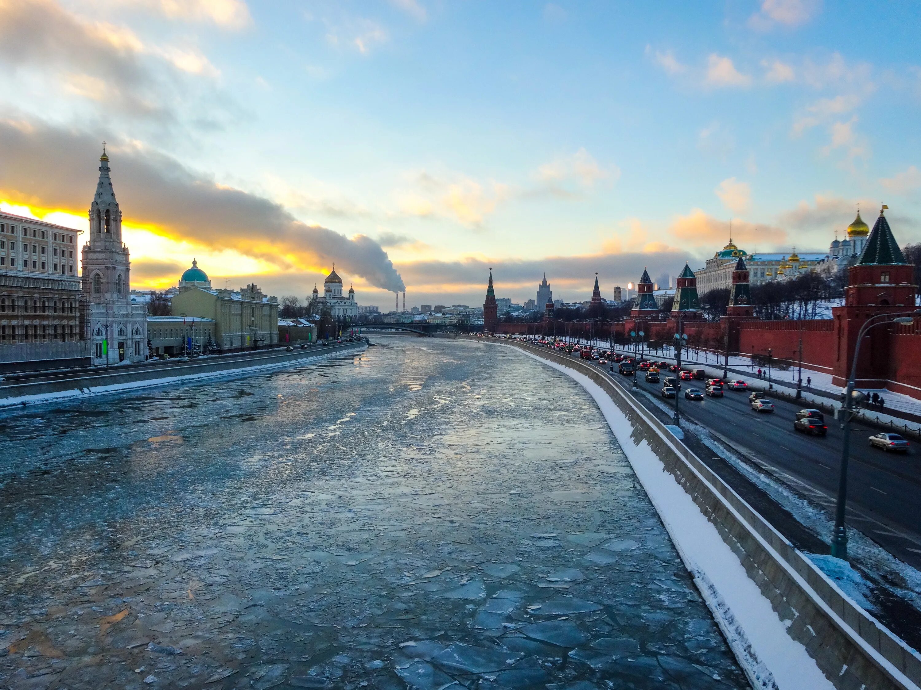 Кремль Москва. Москва река Кремль. Москворецкий мост Москва Сити Кремль зима. Москва река зима. Московский замечать