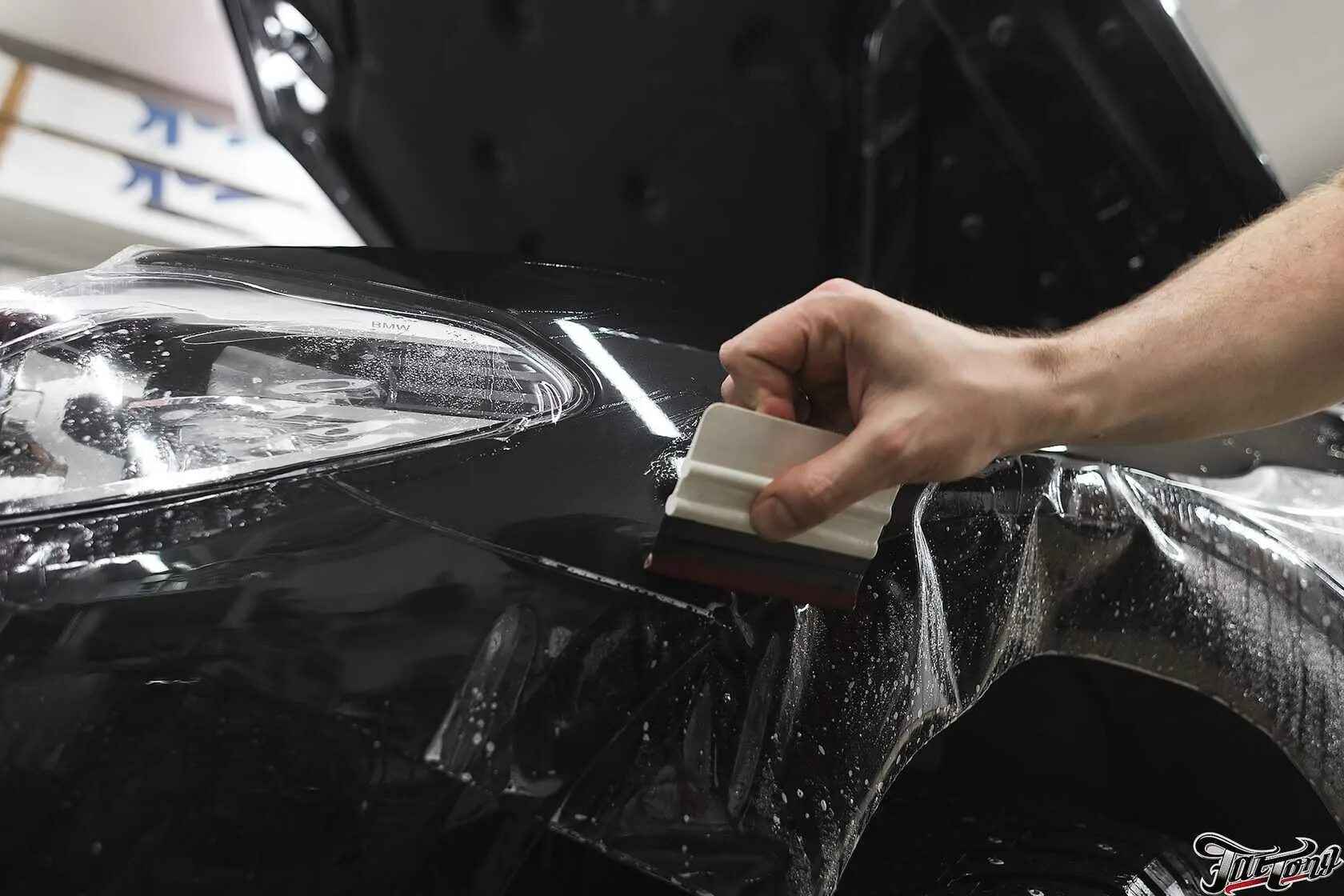 Лакокрасочное покрытие кузова автомобиля. Защитная пленка на авто. антигравийная пленка на авто. антигравийная защита автомобиля пленкой. нанесение антигравийной пленки.