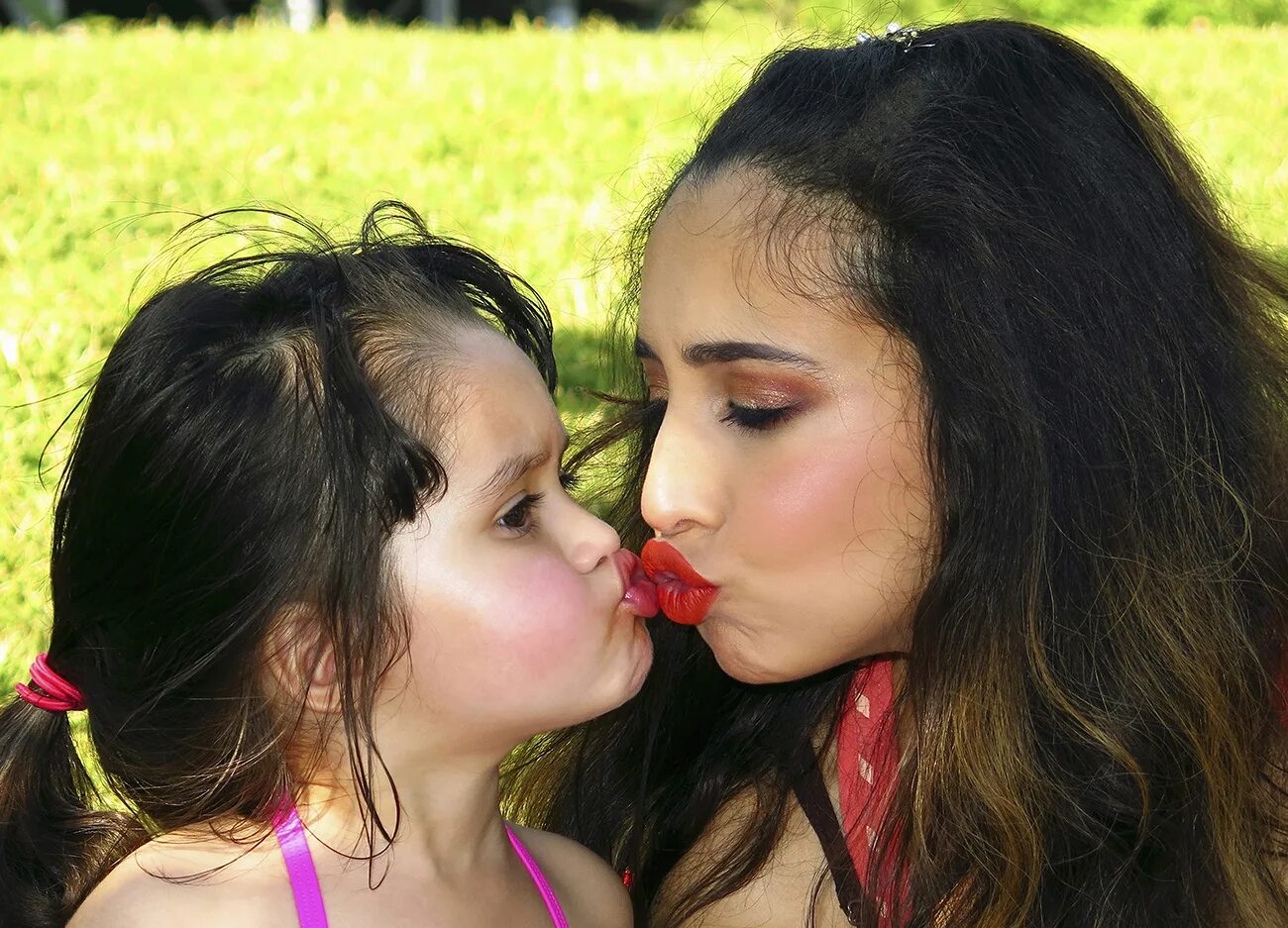 Мать и дочка сосут. Мама целует с языком. Мать целует дочь. Мама и дочь поцелуй с языком. Мама целует дочку в губы.
