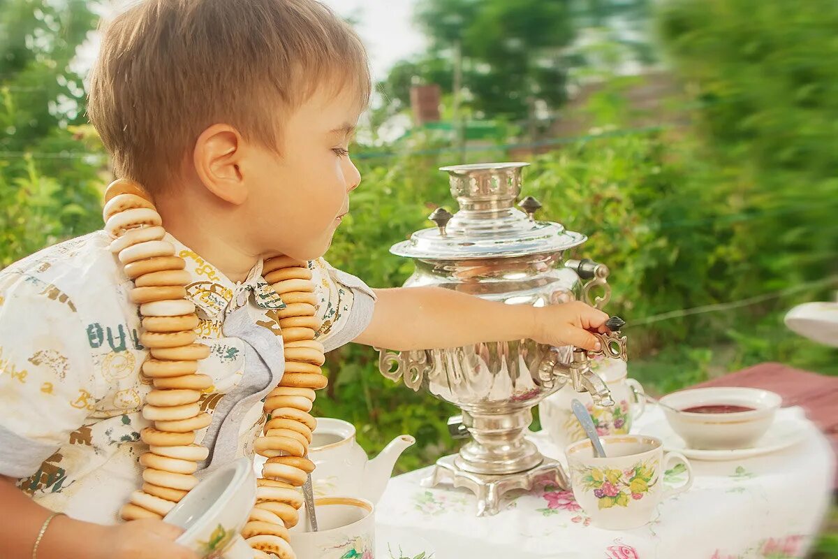 Чаепитие с самоваром. Самовар на природе. Самовар для детей. Чай с самовар ана природе. Мальчик самовар