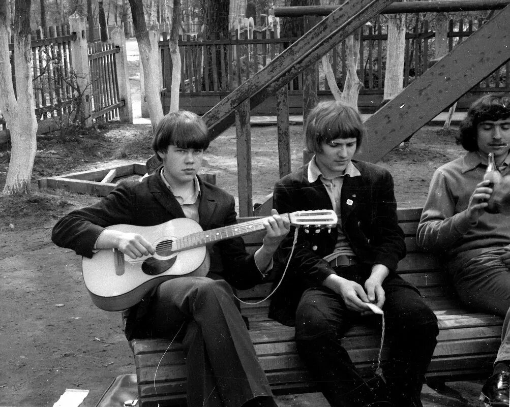Песни слизана. Дворовые гитаристы. Советская молодежь с гитарой. Гитарист во дворе. Советская молодежь с гитарой во дворах.