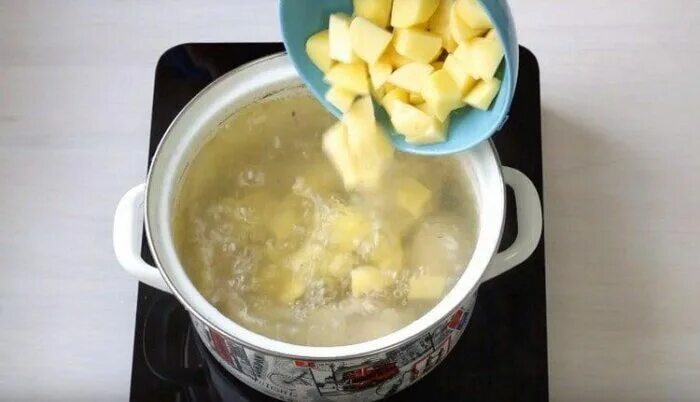 Яблоки в курином бульоне. Курица с картошкой с бульоном в кастрюле. Суп картофельный на курином бульоне рецепт. Картофельный бульон рецепт. Картофельный бульон рецепт.