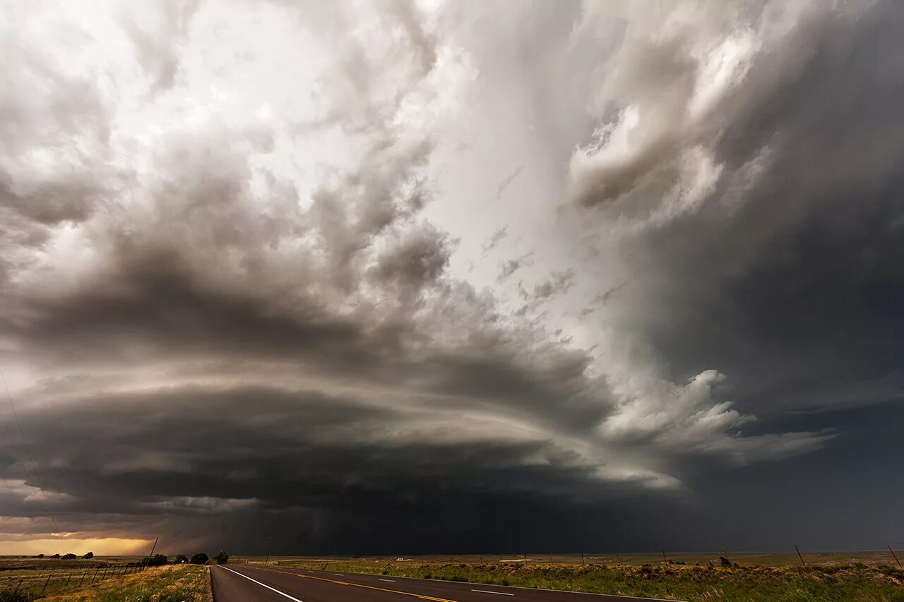 торнадо небраска сша шторм тучи молнии. с горизонта надвигались тяжелые облака и продолжить. грозовое небо. надвигающиеся тучи. перед грозой.