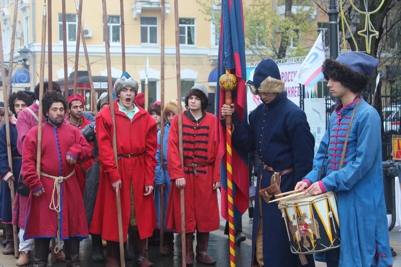 Создатели нижегородского народного ополчения. Поляки 1612. Народное ополчение 1612 реконструкция. Оружие 1612 года. Историческая одежда 1612 года.