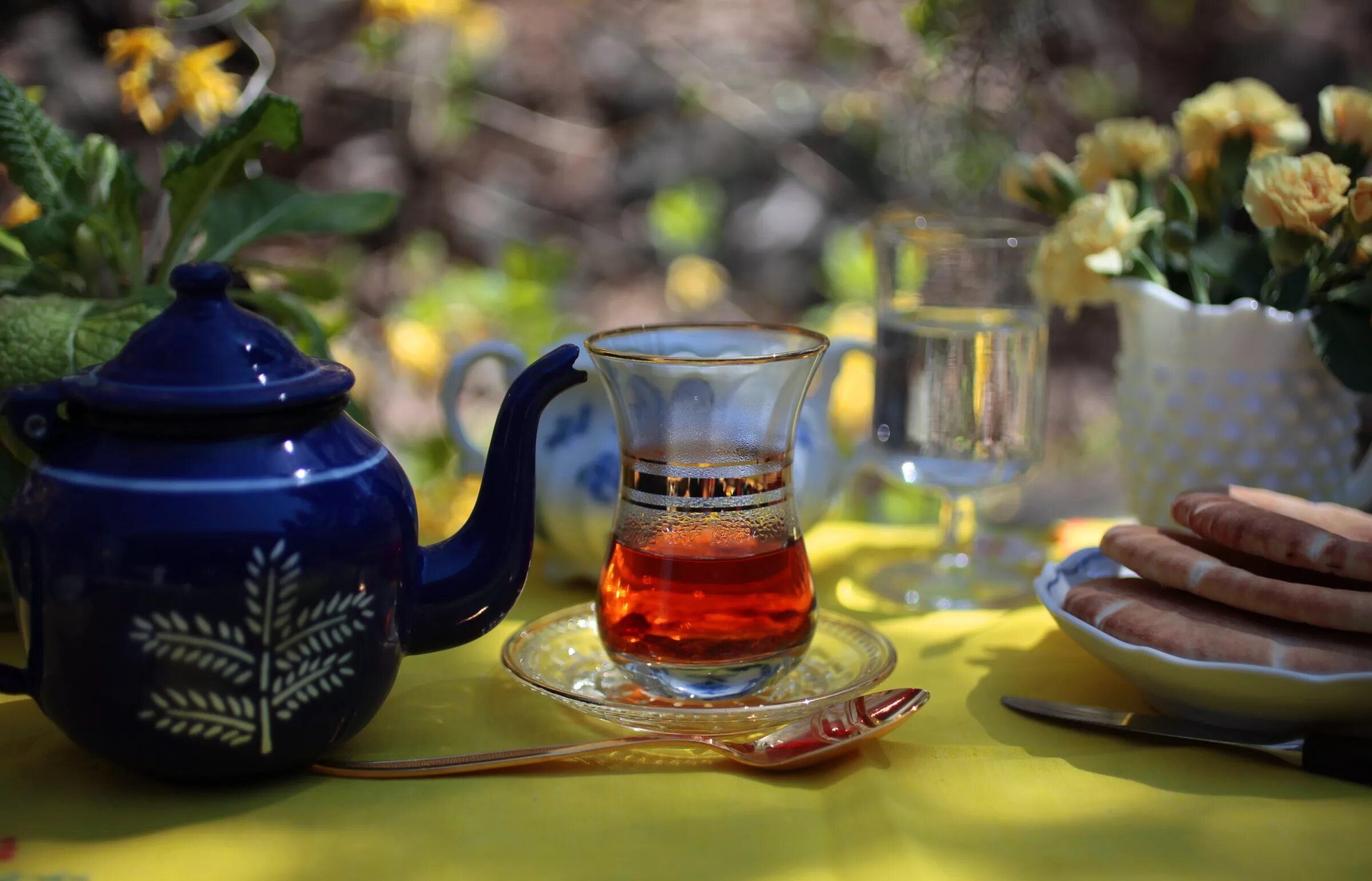 Чаепитие. Красивый чай. Чай в чайнике. Чай на природе. Чай на столе фото